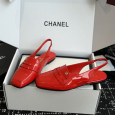 代购级 Chanel26SS新款方头凉拖鞋 经典方头鞋型自带复古高级感,拼色设计瞬间点亮整体造型,把香奈儿的品牌辨识度拉 代购级 Chanel26SS新款方头凉拖鞋 经典方头鞋型自带复古高级感,拼色设计瞬间点亮整体造型,把香奈儿的品牌辨识度拉