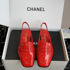 代购级 Chanel26SS新款方头凉拖鞋 经典方头鞋型自带复古高级感,拼色设计瞬间点亮整体造型,把香奈儿的品牌辨识度拉 代购级 Chanel26SS新款方头凉拖鞋 经典方头鞋型自带复古高级感,拼色设计瞬间点亮整体造型,把香奈儿的品牌辨识度拉