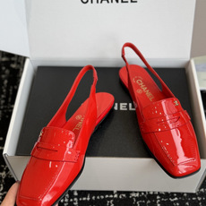 代购级 Chanel26SS新款方头凉拖鞋 经典方头鞋型自带复古高级感,拼色设计瞬间点亮整体造型,把香奈儿的品牌辨识度拉 代购级 Chanel26SS新款方头凉拖鞋 经典方头鞋型自带复古高级感,拼色设计瞬间点亮整体造型,把香奈儿的品牌辨识度拉