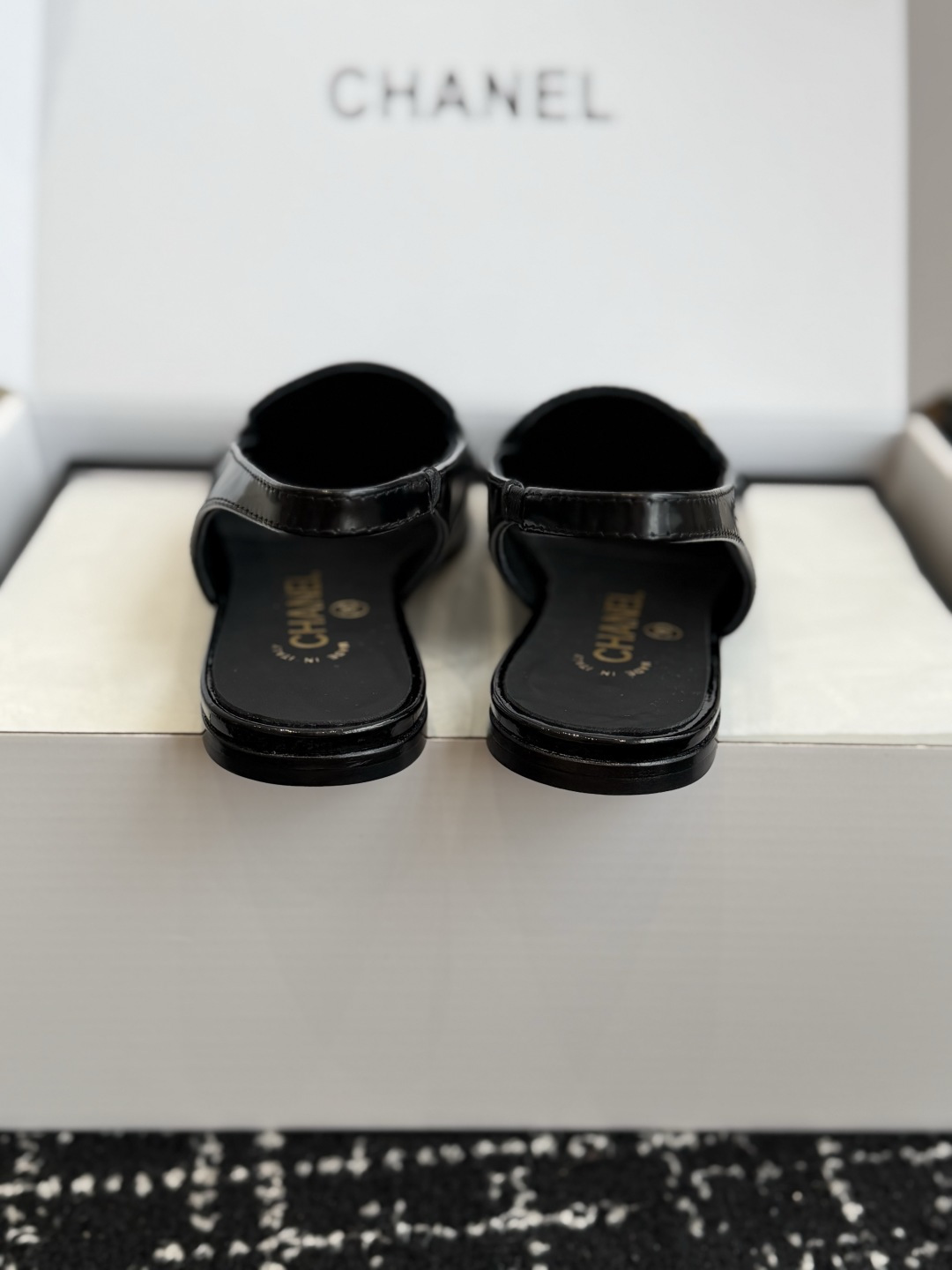 代购级 Chanel26SS新款方头凉拖鞋 经典方头鞋型自带复古高级感,拼色设计瞬间点亮整体造型,把香奈儿的品牌辨识度拉 代购级 Chanel26SS新款方头凉拖鞋 经典方头鞋型自带复古高级感,拼色设计瞬间点亮整体造型,把香奈儿的品牌辨识度拉
