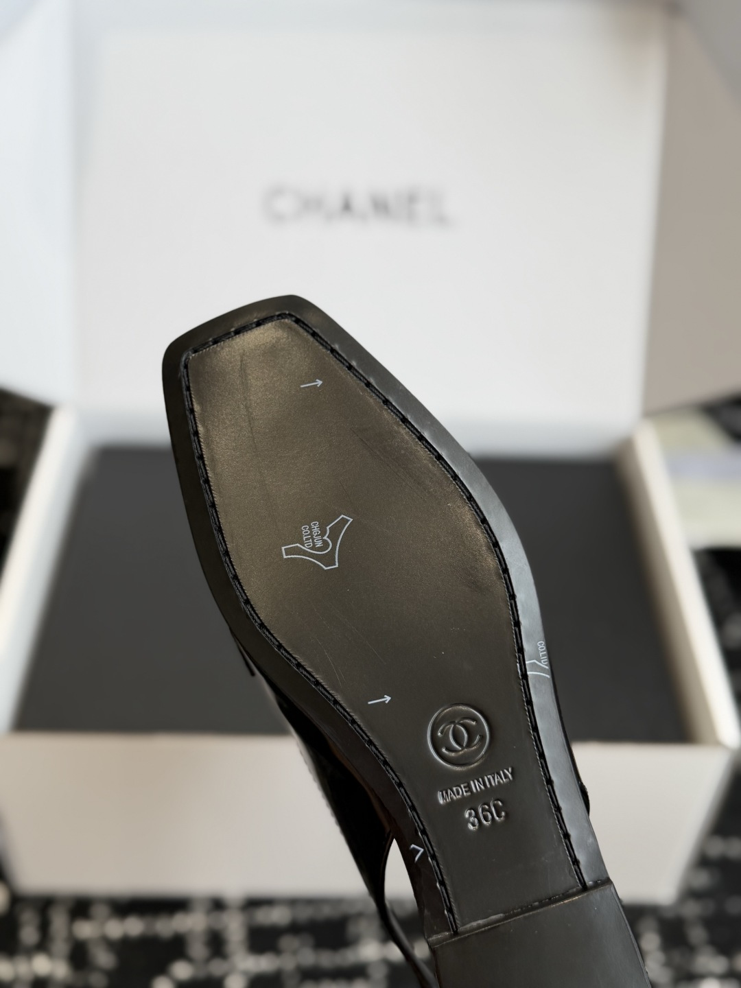 代购级 Chanel26SS新款方头凉拖鞋 经典方头鞋型自带复古高级感,拼色设计瞬间点亮整体造型,把香奈儿的品牌辨识度拉 代购级 Chanel26SS新款方头凉拖鞋 经典方头鞋型自带复古高级感,拼色设计瞬间点亮整体造型,把香奈儿的品牌辨识度拉