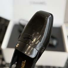 代购级 Chanel26SS新款方头凉拖鞋 经典方头鞋型自带复古高级感,拼色设计瞬间点亮整体造型,把香奈儿的品牌辨识度拉 代购级 Chanel26SS新款方头凉拖鞋 经典方头鞋型自带复古高级感,拼色设计瞬间点亮整体造型,把香奈儿的品牌辨识度拉