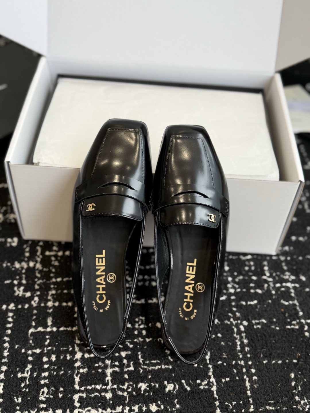 代购级 Chanel26SS新款方头凉拖鞋 经典方头鞋型自带复古高级感,拼色设计瞬间点亮整体造型,把香奈儿的品牌辨识度拉 代购级 Chanel26SS新款方头凉拖鞋 经典方头鞋型自带复古高级感,拼色设计瞬间点亮整体造型,把香奈儿的品牌辨识度拉
