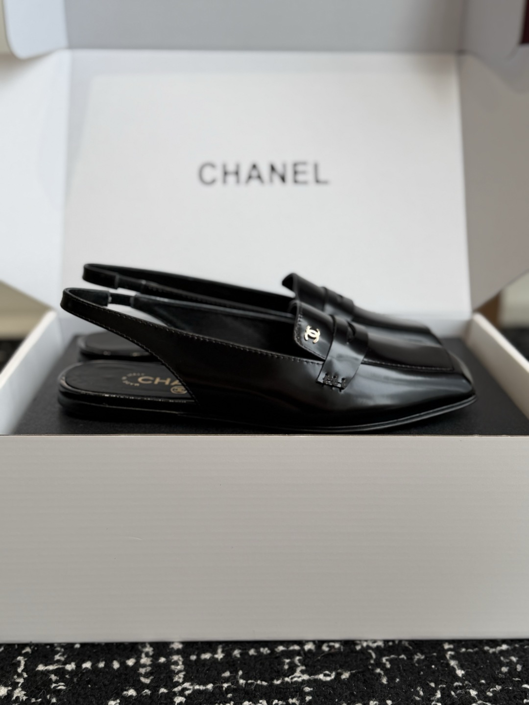 代购级 Chanel26SS新款方头凉拖鞋 经典方头鞋型自带复古高级感,拼色设计瞬间点亮整体造型,把香奈儿的品牌辨识度拉 代购级 Chanel26SS新款方头凉拖鞋 经典方头鞋型自带复古高级感,拼色设计瞬间点亮整体造型,把香奈儿的品牌辨识度拉