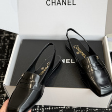 代购级 Chanel26SS新款方头凉拖鞋 经典方头鞋型自带复古高级感,拼色设计瞬间点亮整体造型,把香奈儿的品牌辨识度拉 代购级 Chanel26SS新款方头凉拖鞋 经典方头鞋型自带复古高级感,拼色设计瞬间点亮整体造型,把香奈儿的品牌辨识度拉