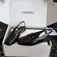 代购级 Chanel26SS新款方头凉拖鞋 经典方头鞋型自带复古高级感,拼色设计瞬间点亮整体造型,把香奈儿的品牌辨识度拉 代购级 Chanel26SS新款方头凉拖鞋 经典方头鞋型自带复古高级感,拼色设计瞬间点亮整体造型,把香奈儿的品牌辨识度拉