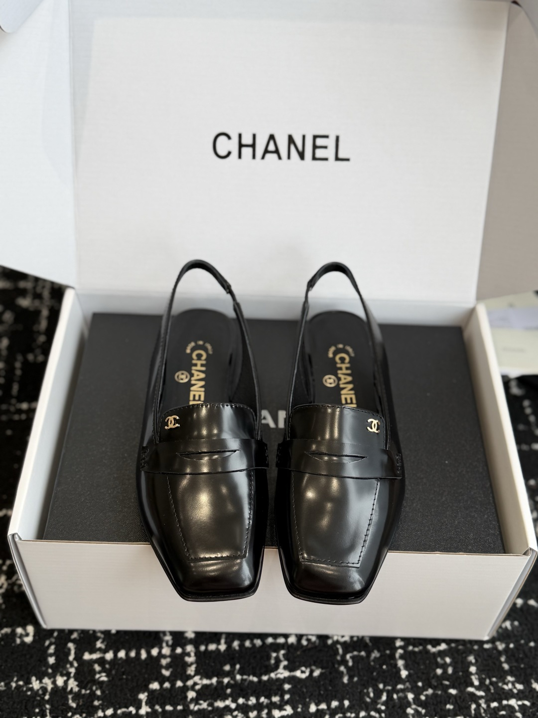代购级 Chanel26SS新款方头凉拖鞋 经典方头鞋型自带复古高级感,拼色设计瞬间点亮整体造型,把香奈儿的品牌辨识度拉 代购级 Chanel26SS新款方头凉拖鞋 经典方头鞋型自带复古高级感,拼色设计瞬间点亮整体造型,把香奈儿的品牌辨识度拉