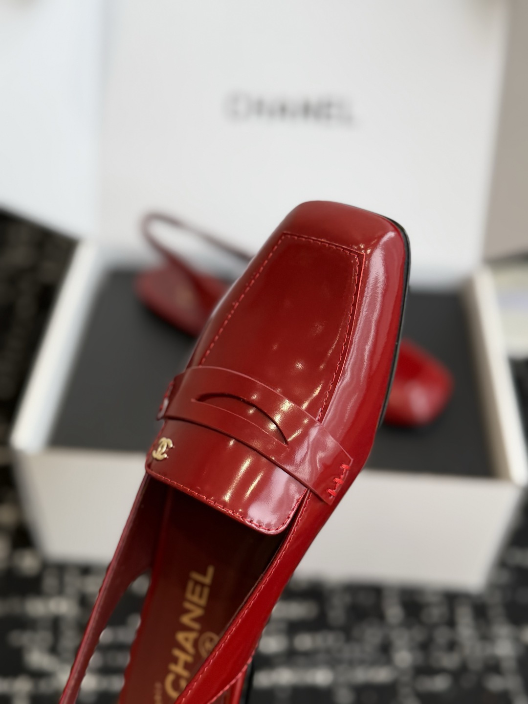 代购级 Chanel26SS新款方头凉拖鞋 经典方头鞋型自带复古高级感,拼色设计瞬间点亮整体造型,把香奈儿的品牌辨识度拉 代购级 Chanel26SS新款方头凉拖鞋 经典方头鞋型自带复古高级感,拼色设计瞬间点亮整体造型,把香奈儿的品牌辨识度拉