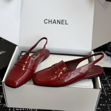 代购级 Chanel26SS新款方头凉拖鞋 经典方头鞋型自带复古高级感,拼色设计瞬间点亮整体造型,把香奈儿的品牌辨识度拉 代购级 Chanel26SS新款方头凉拖鞋 经典方头鞋型自带复古高级感,拼色设计瞬间点亮整体造型,把香奈儿的品牌辨识度拉