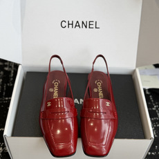 代购级 Chanel26SS新款方头凉拖鞋 经典方头鞋型自带复古高级感,拼色设计瞬间点亮整体造型,把香奈儿的品牌辨识度拉 代购级 Chanel26SS新款方头凉拖鞋 经典方头鞋型自带复古高级感,拼色设计瞬间点亮整体造型,把香奈儿的品牌辨识度拉
