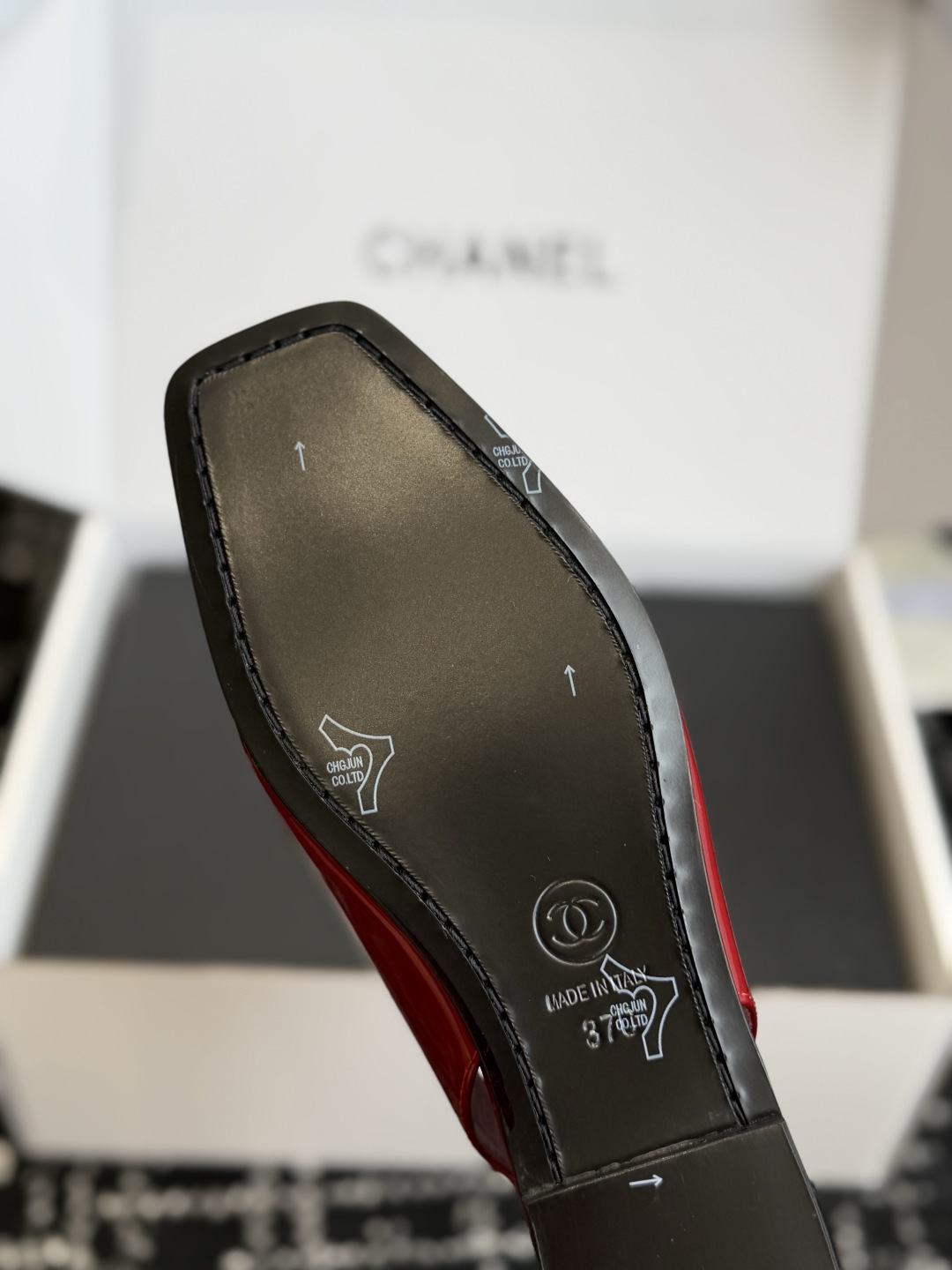 代购级 Chanel26SS新款方头凉拖鞋 经典方头鞋型自带复古高级感,拼色设计瞬间点亮整体造型,把香奈儿的品牌辨识度拉 代购级 Chanel26SS新款方头凉拖鞋 经典方头鞋型自带复古高级感,拼色设计瞬间点亮整体造型,把香奈儿的品牌辨识度拉