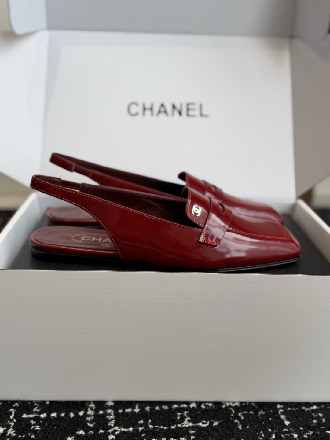 代购级 Chanel26SS新款方头凉拖鞋 经典方头鞋型自带复古高级感,拼色设计瞬间点亮整体造型,把香奈儿的品牌辨识度拉 代购级 Chanel26SS新款方头凉拖鞋 经典方头鞋型自带复古高级感,拼色设计瞬间点亮整体造型,把香奈儿的品牌辨识度拉