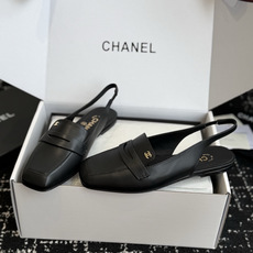 代购级 Chanel26SS新款方头凉拖鞋 经典方头鞋型自带复古高级感,拼色设计瞬间点亮整体造型,把香奈儿的品牌辨识度拉 代购级 Chanel26SS新款方头凉拖鞋 经典方头鞋型自带复古高级感,拼色设计瞬间点亮整体造型,把香奈儿的品牌辨识度拉