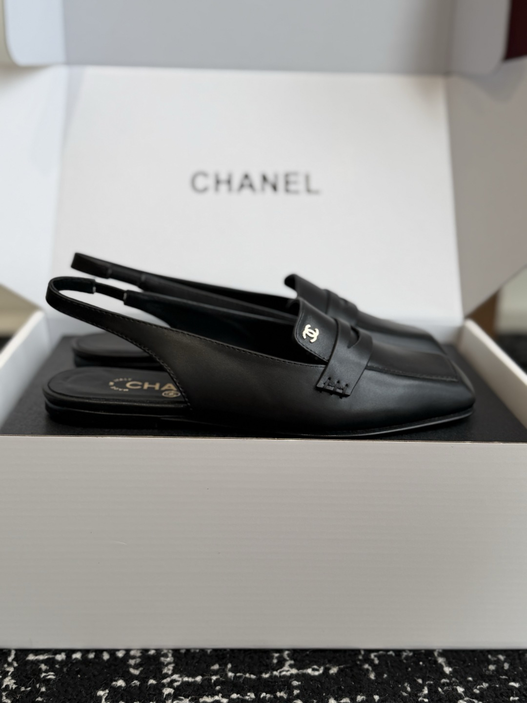 代购级 Chanel26SS新款方头凉拖鞋 经典方头鞋型自带复古高级感,拼色设计瞬间点亮整体造型,把香奈儿的品牌辨识度拉 代购级 Chanel26SS新款方头凉拖鞋 经典方头鞋型自带复古高级感,拼色设计瞬间点亮整体造型,把香奈儿的品牌辨识度拉