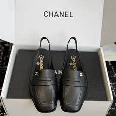 代购级 Chanel26SS新款方头凉拖鞋 经典方头鞋型自带复古高级感,拼色设计瞬间点亮整体造型,把香奈儿的品牌辨识度拉 代购级 Chanel26SS新款方头凉拖鞋 经典方头鞋型自带复古高级感,拼色设计瞬间点亮整体造型,把香奈儿的品牌辨识度拉