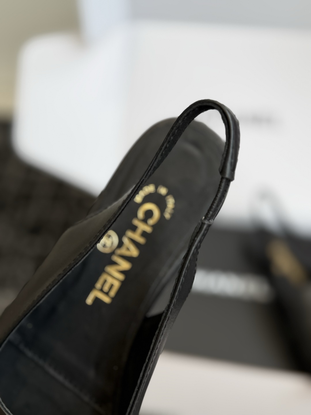 代购级 Chanel26SS新款方头凉拖鞋 经典方头鞋型自带复古高级感,拼色设计瞬间点亮整体造型,把香奈儿的品牌辨识度拉 代购级 Chanel26SS新款方头凉拖鞋 经典方头鞋型自带复古高级感,拼色设计瞬间点亮整体造型,把香奈儿的品牌辨识度拉
