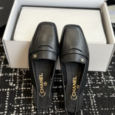 代购级 Chanel26SS新款方头凉拖鞋 经典方头鞋型自带复古高级感,拼色设计瞬间点亮整体造型,把香奈儿的品牌辨识度拉 代购级 Chanel26SS新款方头凉拖鞋 经典方头鞋型自带复古高级感,拼色设计瞬间点亮整体造型,把香奈儿的品牌辨识度拉