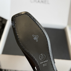 代购级 Chanel26SS新款方头凉拖鞋 经典方头鞋型自带复古高级感,拼色设计瞬间点亮整体造型,把香奈儿的品牌辨识度拉 代购级 Chanel26SS新款方头凉拖鞋 经典方头鞋型自带复古高级感,拼色设计瞬间点亮整体造型,把香奈儿的品牌辨识度拉