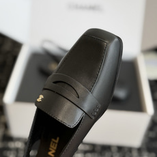 代购级 Chanel26SS新款方头凉拖鞋 经典方头鞋型自带复古高级感,拼色设计瞬间点亮整体造型,把香奈儿的品牌辨识度拉 代购级 Chanel26SS新款方头凉拖鞋 经典方头鞋型自带复古高级感,拼色设计瞬间点亮整体造型,把香奈儿的品牌辨识度拉