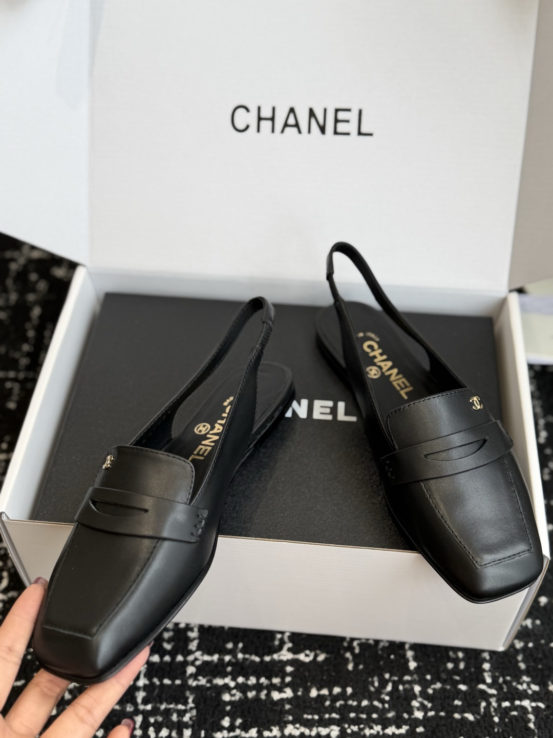 代购级 Chanel26SS新款方头凉拖鞋 经典方头鞋型自带复古高级感,拼色设计瞬间点亮整体造型,把香奈儿的品牌辨识度拉 代购级 Chanel26SS新款方头凉拖鞋 经典方头鞋型自带复古高级感,拼色设计瞬间点亮整体造型,把香奈儿的品牌辨识度拉