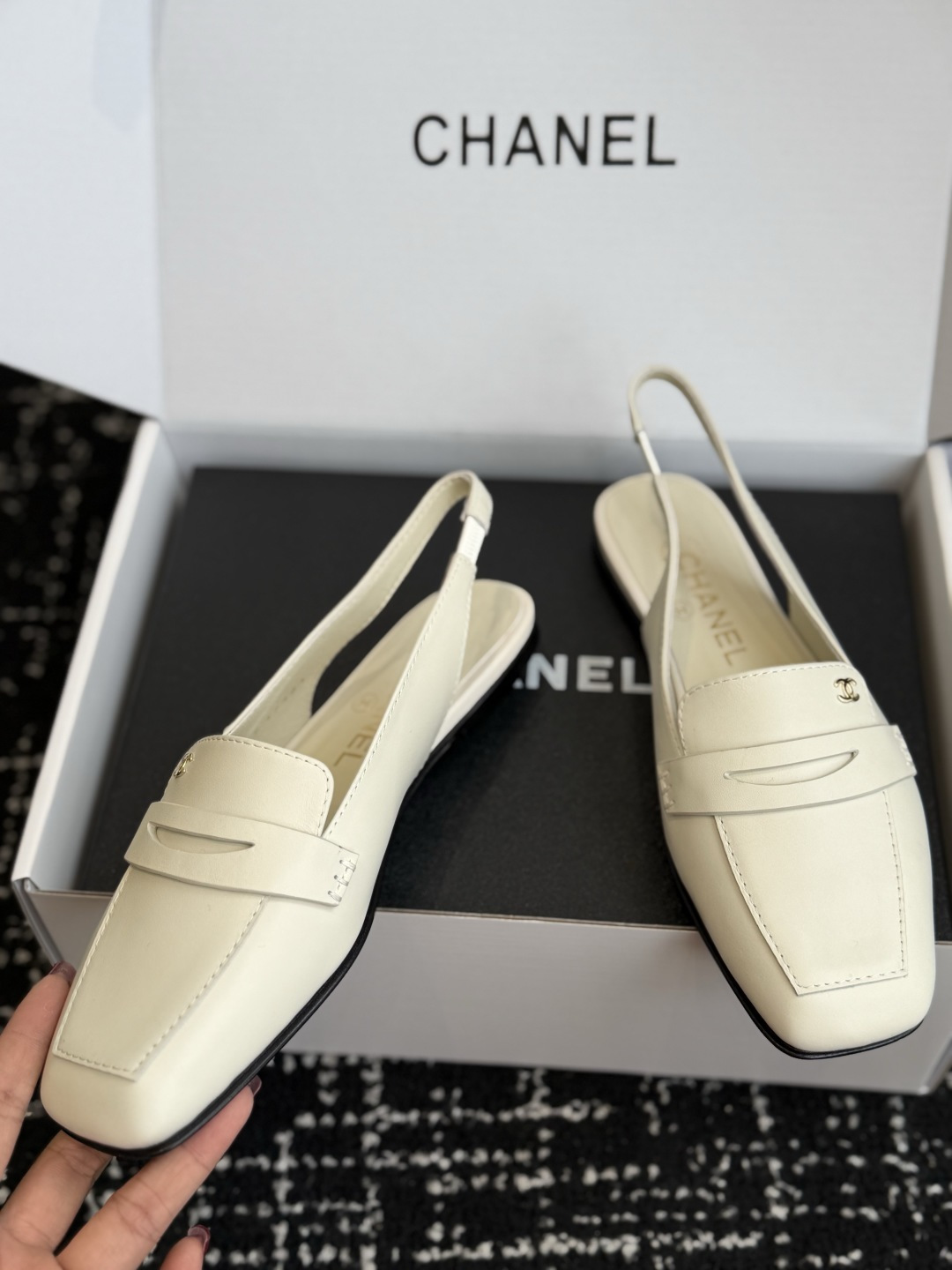 代购级 Chanel26SS新款方头凉拖鞋 经典方头鞋型自带复古高级感,拼色设计瞬间点亮整体造型,把香奈儿的品牌辨识度拉 代购级 Chanel26SS新款方头凉拖鞋 经典方头鞋型自带复古高级感,拼色设计瞬间点亮整体造型,把香奈儿的品牌辨识度拉