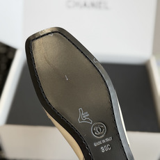 代购级 Chanel26SS新款方头凉拖鞋 经典方头鞋型自带复古高级感,拼色设计瞬间点亮整体造型,把香奈儿的品牌辨识度拉 代购级 Chanel26SS新款方头凉拖鞋 经典方头鞋型自带复古高级感,拼色设计瞬间点亮整体造型,把香奈儿的品牌辨识度拉