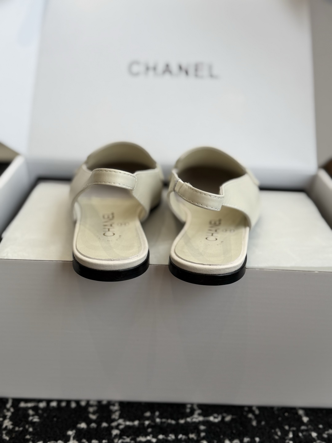 代购级 Chanel26SS新款方头凉拖鞋 经典方头鞋型自带复古高级感,拼色设计瞬间点亮整体造型,把香奈儿的品牌辨识度拉 代购级 Chanel26SS新款方头凉拖鞋 经典方头鞋型自带复古高级感,拼色设计瞬间点亮整体造型,把香奈儿的品牌辨识度拉