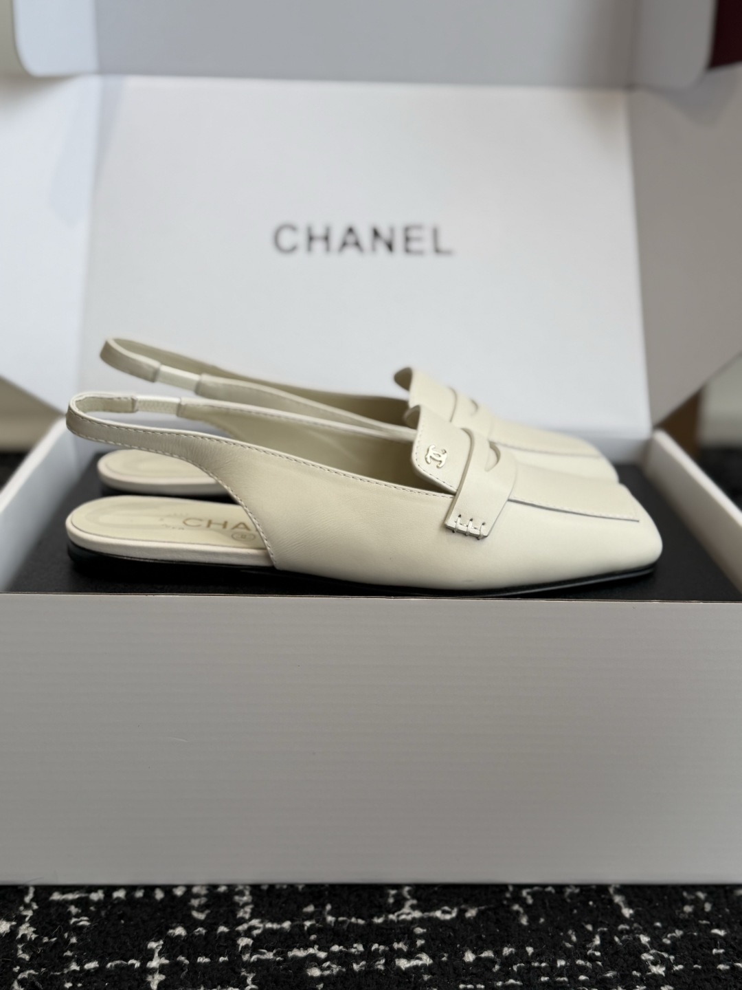 代购级 Chanel26SS新款方头凉拖鞋 经典方头鞋型自带复古高级感,拼色设计瞬间点亮整体造型,把香奈儿的品牌辨识度拉 代购级 Chanel26SS新款方头凉拖鞋 经典方头鞋型自带复古高级感,拼色设计瞬间点亮整体造型,把香奈儿的品牌辨识度拉