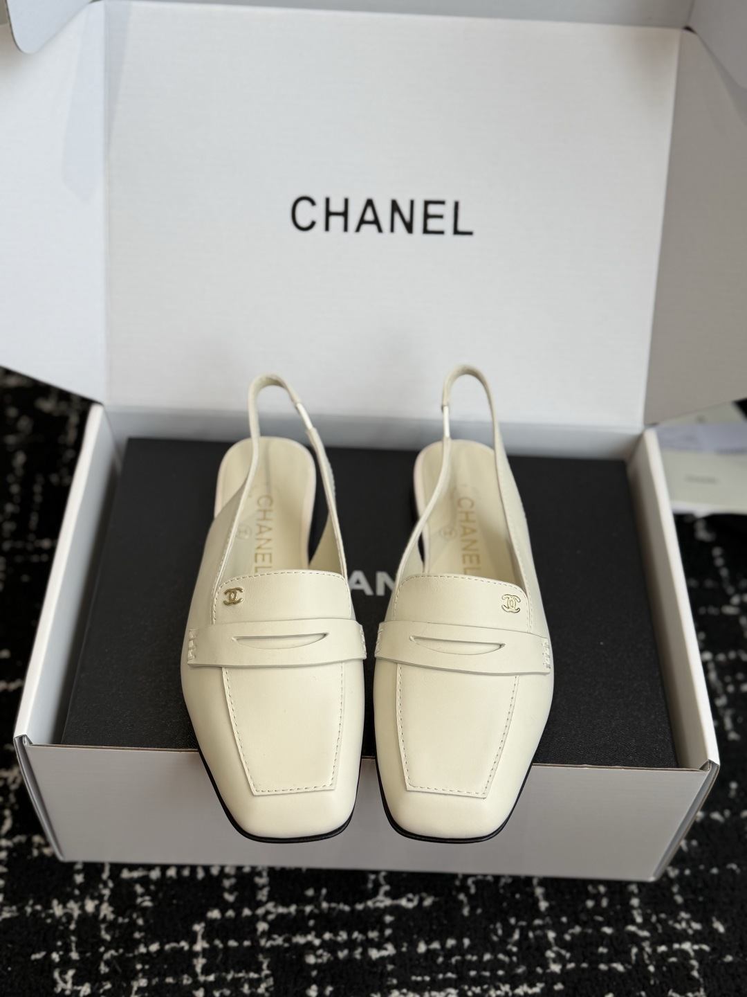 代购级 Chanel26SS新款方头凉拖鞋 经典方头鞋型自带复古高级感,拼色设计瞬间点亮整体造型,把香奈儿的品牌辨识度拉 代购级 Chanel26SS新款方头凉拖鞋 经典方头鞋型自带复古高级感,拼色设计瞬间点亮整体造型,把香奈儿的品牌辨识度拉