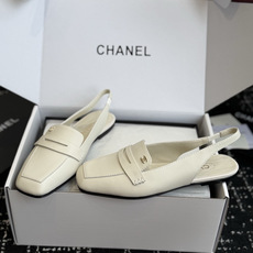 代购级 Chanel26SS新款方头凉拖鞋 经典方头鞋型自带复古高级感,拼色设计瞬间点亮整体造型,把香奈儿的品牌辨识度拉 代购级 Chanel26SS新款方头凉拖鞋 经典方头鞋型自带复古高级感,拼色设计瞬间点亮整体造型,把香奈儿的品牌辨识度拉
