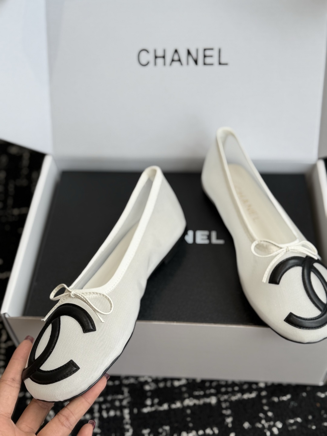 代购级 Chanel 26ss 春夏系列芭蕾舞鞋 网鞋 清凉款 非常火的大双C设计手工车线非常耗时耗力 面料:网纱/进口 代购级 Chanel 26ss 春夏系列芭蕾舞鞋 网鞋 清凉款 非常火的大双C设计手工车线非常耗时耗力 面料:网纱/进口