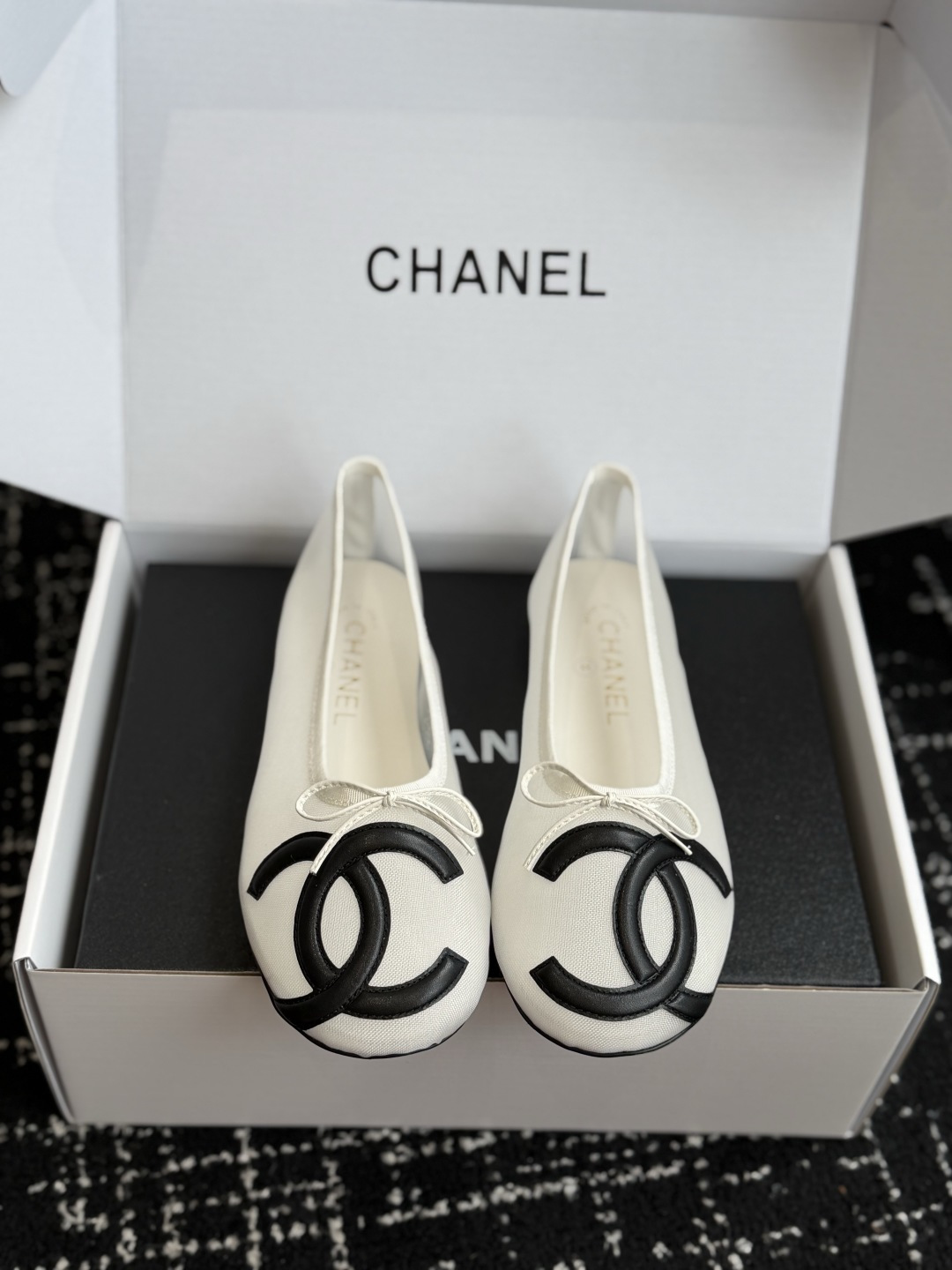 代购级 Chanel 26ss 春夏系列芭蕾舞鞋 网鞋 清凉款 非常火的大双C设计手工车线非常耗时耗力 面料:网纱/进口 代购级 Chanel 26ss 春夏系列芭蕾舞鞋 网鞋 清凉款 非常火的大双C设计手工车线非常耗时耗力 面料:网纱/进口