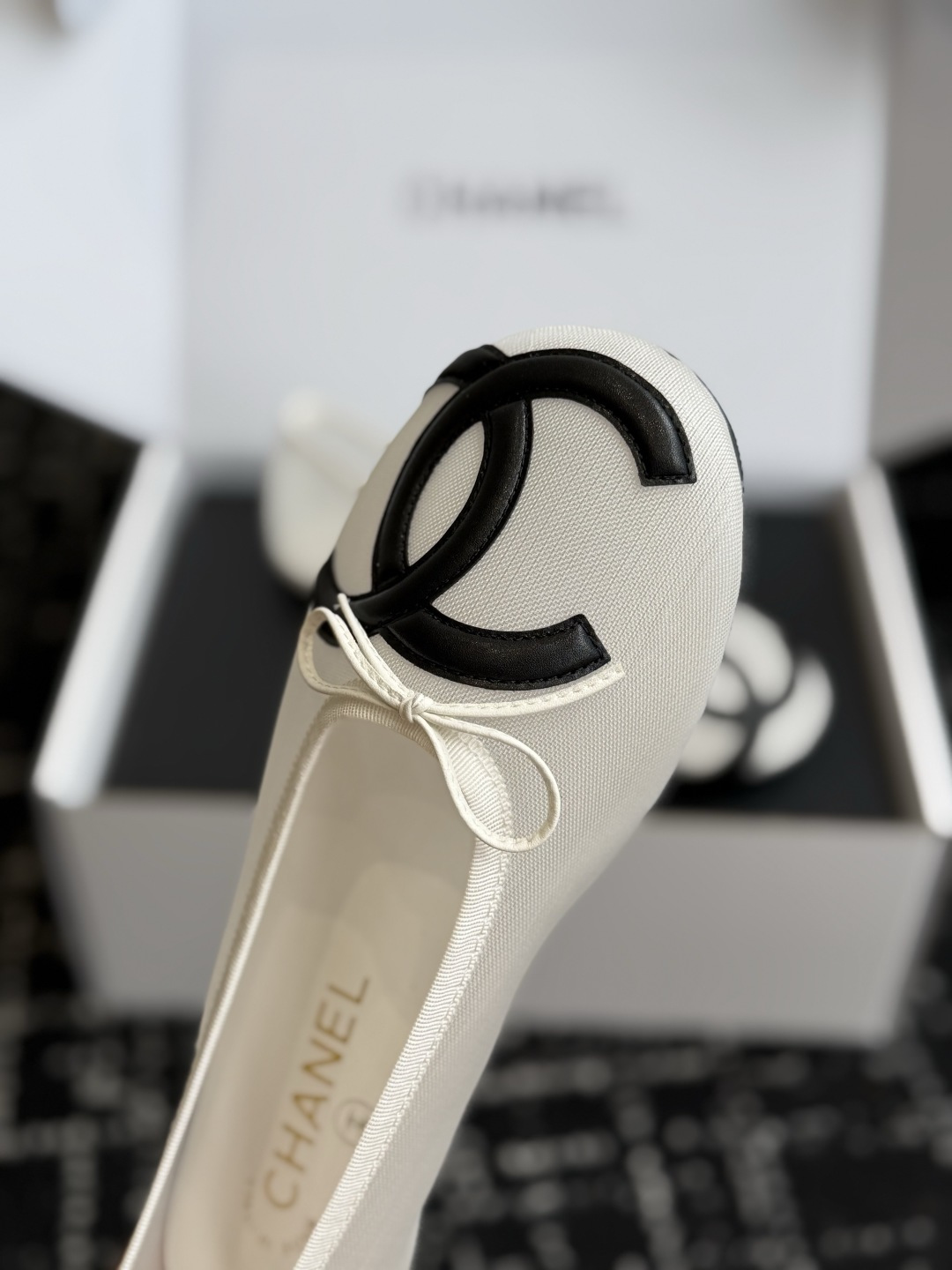 代购级 Chanel 26ss 春夏系列芭蕾舞鞋 网鞋 清凉款 非常火的大双C设计手工车线非常耗时耗力 面料:网纱/进口 代购级 Chanel 26ss 春夏系列芭蕾舞鞋 网鞋 清凉款 非常火的大双C设计手工车线非常耗时耗力 面料:网纱/进口