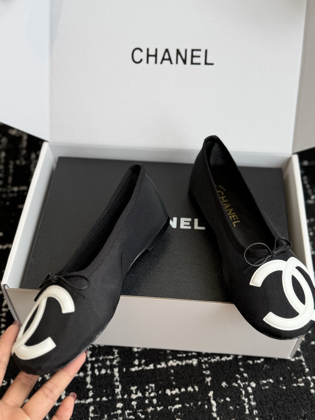代购级 Chanel 26ss 春夏系列芭蕾舞鞋 网鞋 清凉款 非常火的大双C设计手工车线非常耗时耗力 面料:网纱/进口 代购级 Chanel 26ss 春夏系列芭蕾舞鞋 网鞋 清凉款 非常火的大双C设计手工车线非常耗时耗力 面料:网纱/进口