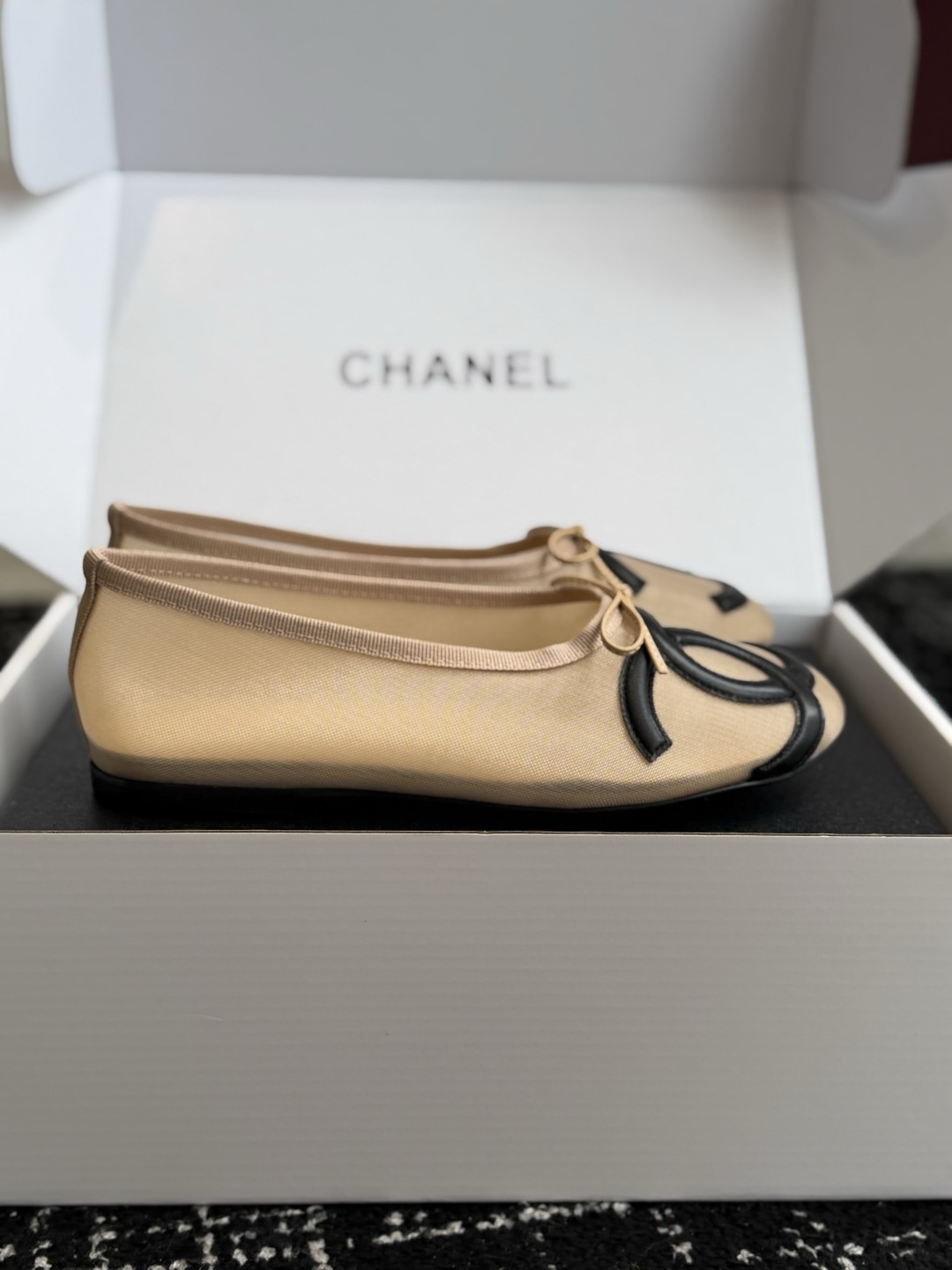 代购级 Chanel 26ss 春夏系列芭蕾舞鞋 网鞋 清凉款 非常火的大双C设计手工车线非常耗时耗力 面料:网纱/进口 代购级 Chanel 26ss 春夏系列芭蕾舞鞋 网鞋 清凉款 非常火的大双C设计手工车线非常耗时耗力 面料:网纱/进口