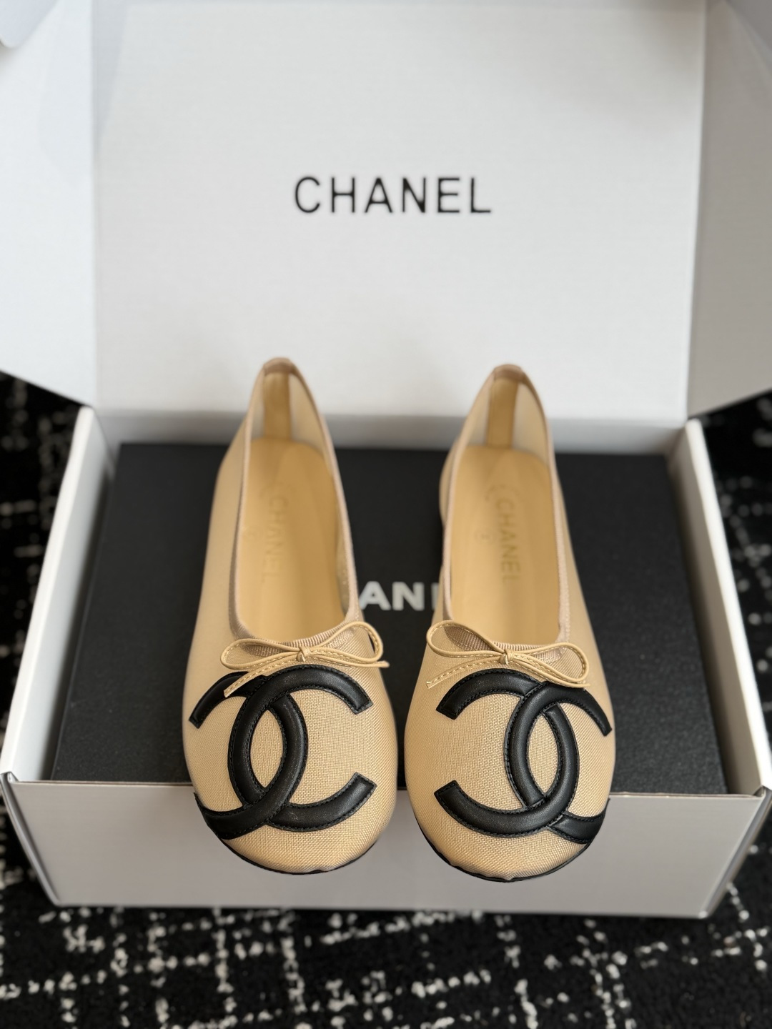 代购级 Chanel 26ss 春夏系列芭蕾舞鞋 网鞋 清凉款 非常火的大双C设计手工车线非常耗时耗力 面料:网纱/进口 代购级 Chanel 26ss 春夏系列芭蕾舞鞋 网鞋 清凉款 非常火的大双C设计手工车线非常耗时耗力 面料:网纱/进口