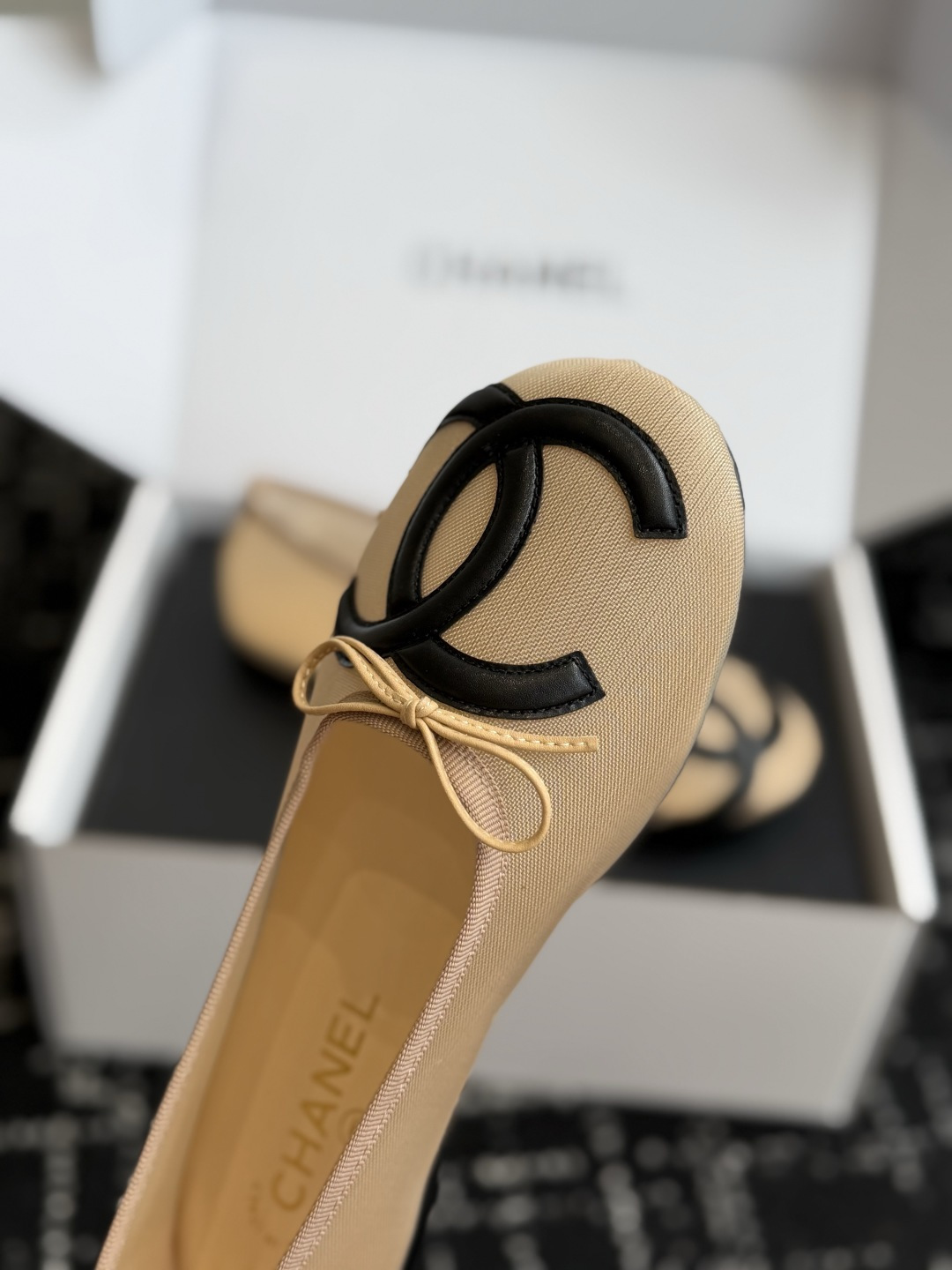 代购级 Chanel 26ss 春夏系列芭蕾舞鞋 网鞋 清凉款 非常火的大双C设计手工车线非常耗时耗力 面料:网纱/进口 代购级 Chanel 26ss 春夏系列芭蕾舞鞋 网鞋 清凉款 非常火的大双C设计手工车线非常耗时耗力 面料:网纱/进口