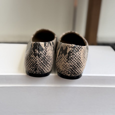 代购级 Khaite 26ss 秋冬新款绝美单鞋 又A又飒不一定斩男,但一定斩女 鞋型纤细又时髦,微微的堆积感超显腿细 代购级 Khaite 26ss 秋冬新款绝美单鞋 又A又飒不一定斩男,但一定斩女 鞋型纤细又时髦,微微的堆积感超显腿细
