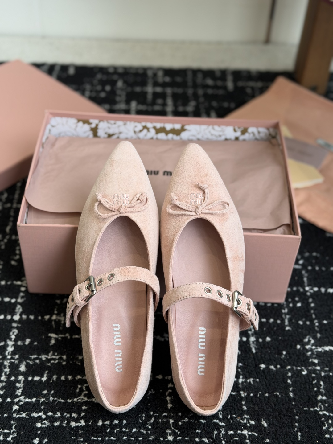 代购级(码数偏小) Miu Miu 缪缪 26ss 尖头单鞋 玛丽珍 单鞋上脚果然更惊艳~ 个性设计非常百搭,而且平底也 代购级(码数偏小) Miu Miu 缪缪 26ss 尖头单鞋 玛丽珍 单鞋上脚果然更惊艳~ 个性设计非常百搭,而且平底也