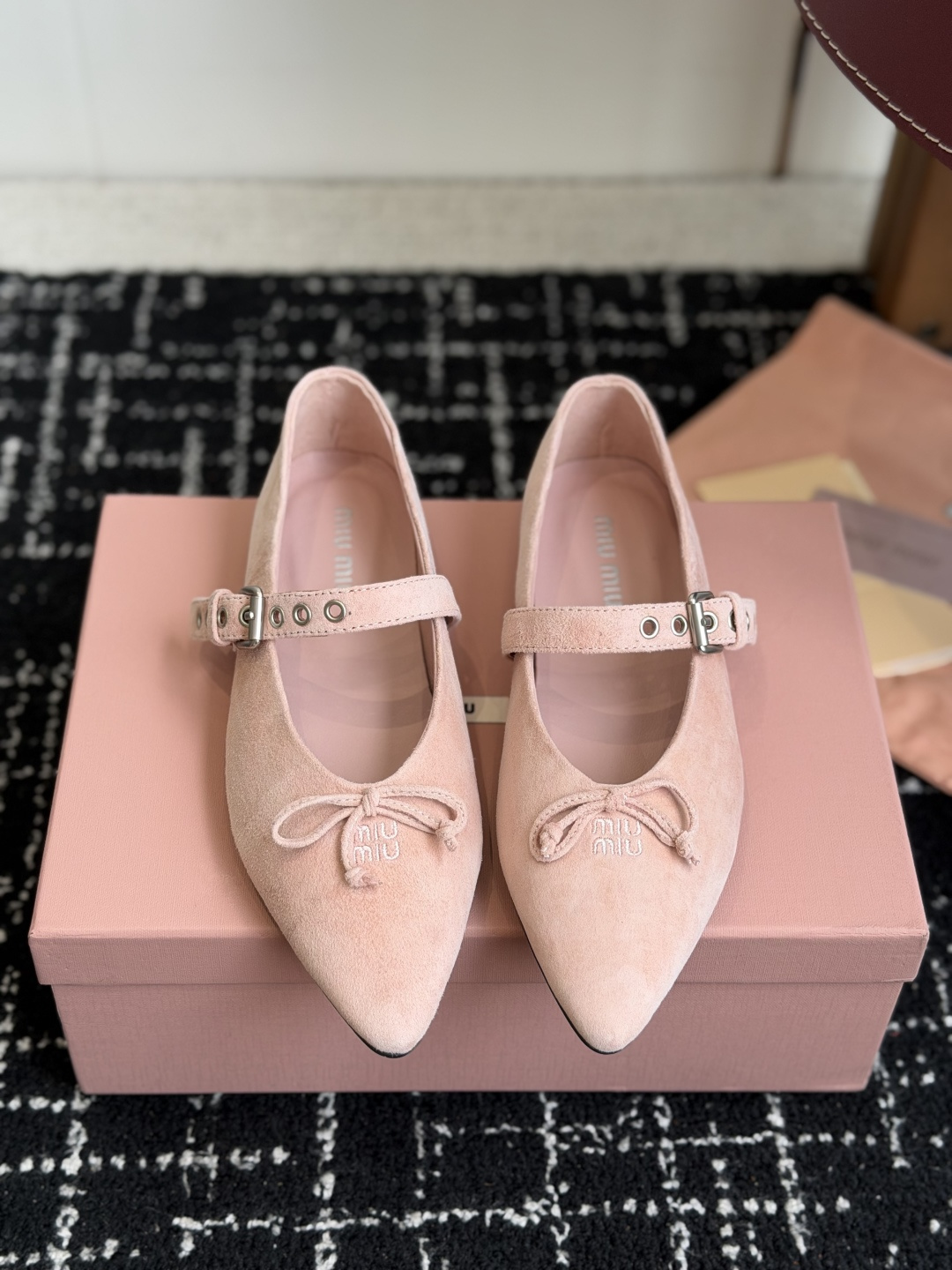 代购级(码数偏小) Miu Miu 缪缪 26ss 尖头单鞋 玛丽珍 单鞋上脚果然更惊艳~ 个性设计非常百搭,而且平底也 代购级(码数偏小) Miu Miu 缪缪 26ss 尖头单鞋 玛丽珍 单鞋上脚果然更惊艳~ 个性设计非常百搭,而且平底也