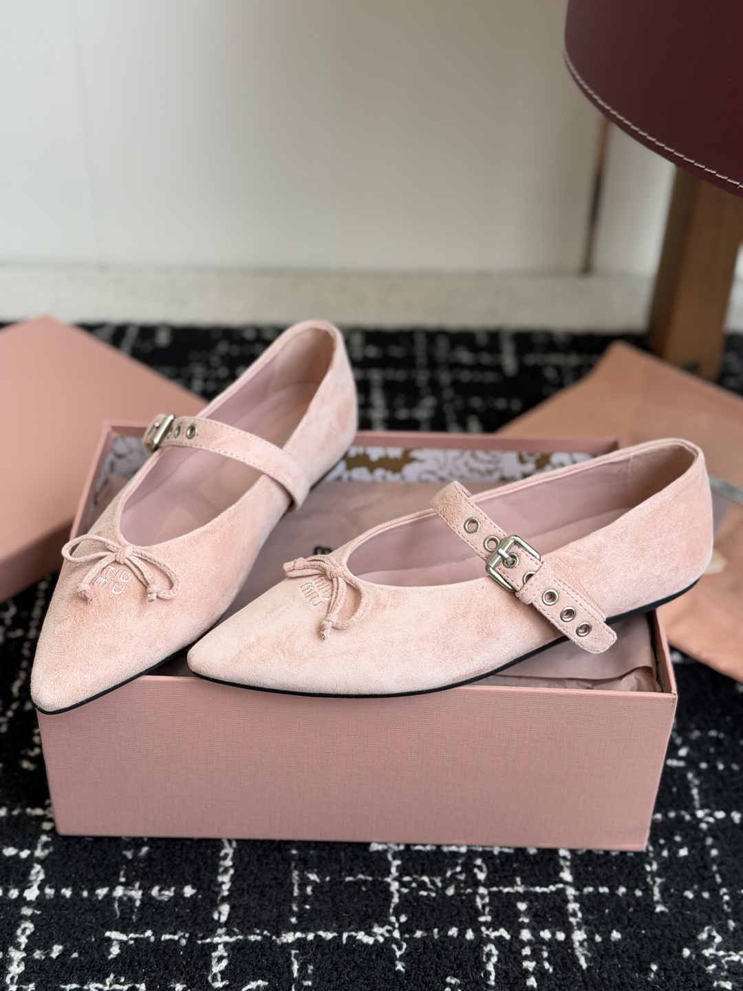 代购级(码数偏小) Miu Miu 缪缪 26ss 尖头单鞋 玛丽珍 单鞋上脚果然更惊艳~ 个性设计非常百搭,而且平底也 代购级(码数偏小) Miu Miu 缪缪 26ss 尖头单鞋 玛丽珍 单鞋上脚果然更惊艳~ 个性设计非常百搭,而且平底也
