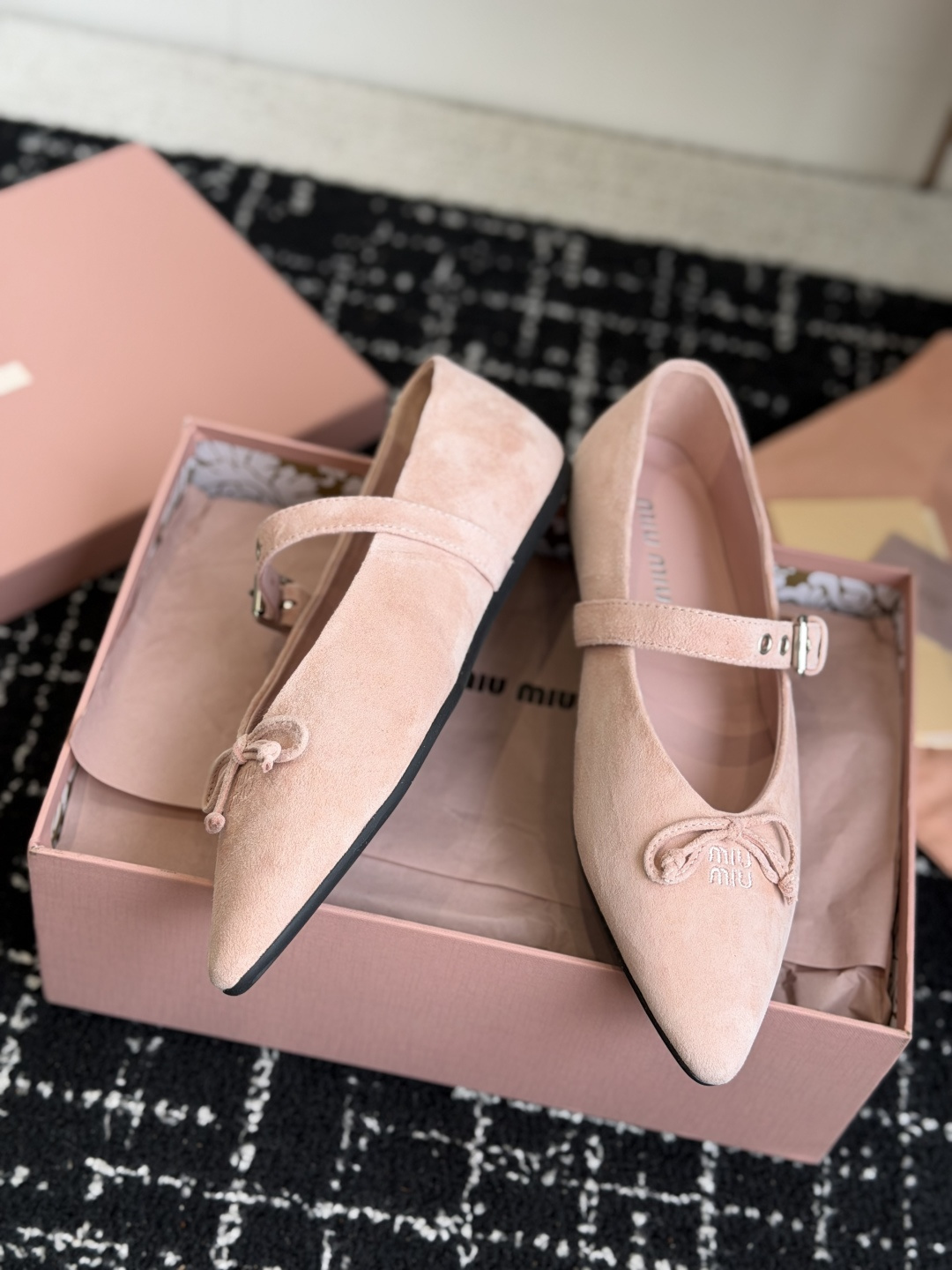 代购级(码数偏小) Miu Miu 缪缪 26ss 尖头单鞋 玛丽珍 单鞋上脚果然更惊艳~ 个性设计非常百搭,而且平底也 代购级(码数偏小) Miu Miu 缪缪 26ss 尖头单鞋 玛丽珍 单鞋上脚果然更惊艳~ 个性设计非常百搭,而且平底也