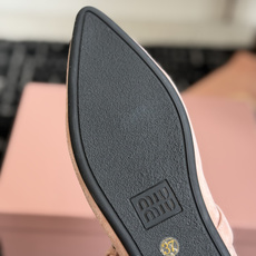 代购级(码数偏小) Miu Miu 缪缪 26ss 尖头单鞋 玛丽珍 单鞋上脚果然更惊艳~ 个性设计非常百搭,而且平底也 代购级(码数偏小) Miu Miu 缪缪 26ss 尖头单鞋 玛丽珍 单鞋上脚果然更惊艳~ 个性设计非常百搭,而且平底也