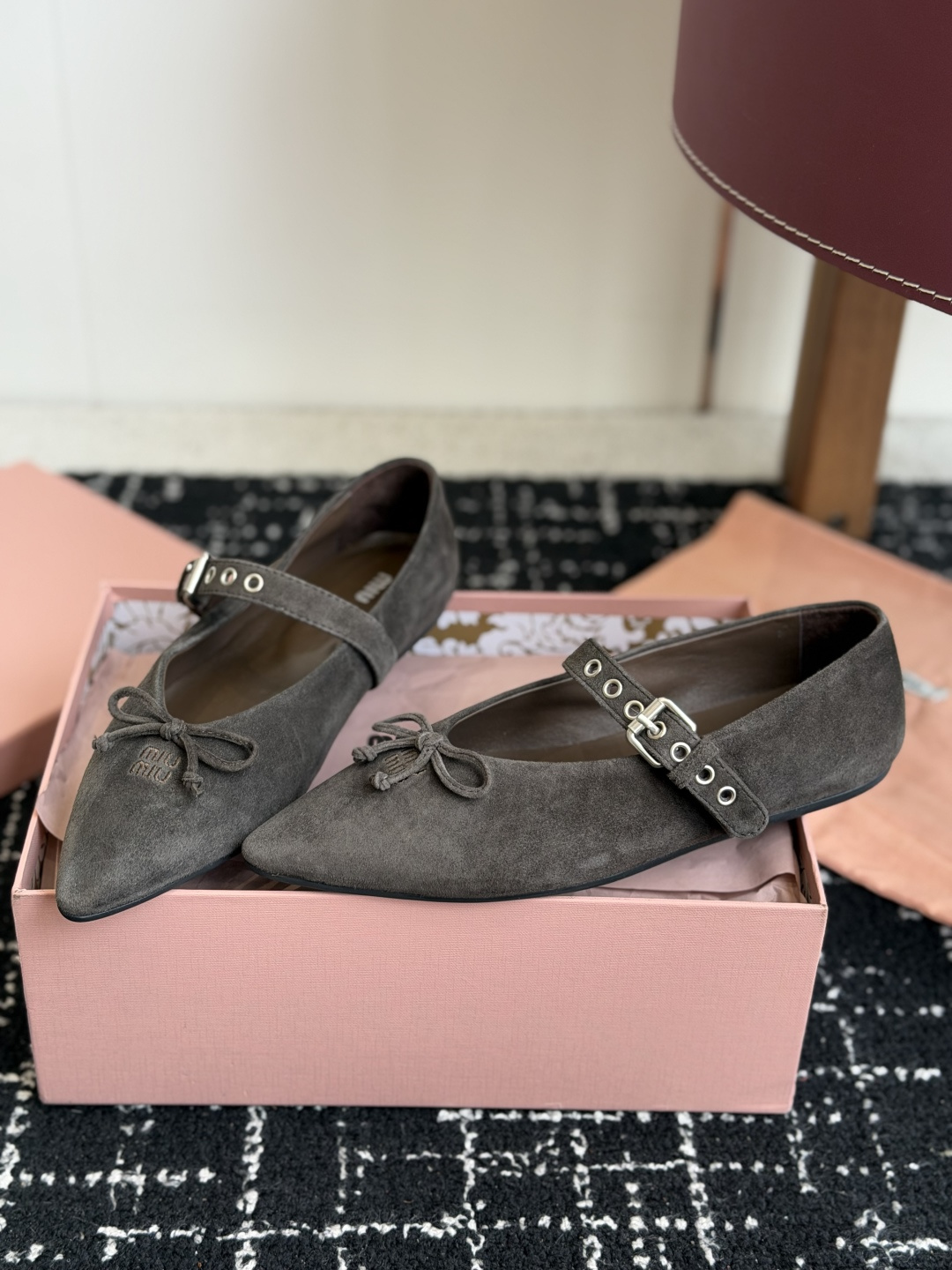 代购级(码数偏小) Miu Miu 缪缪 26ss 尖头单鞋 玛丽珍 单鞋上脚果然更惊艳~ 个性设计非常百搭,而且平底也 代购级(码数偏小) Miu Miu 缪缪 26ss 尖头单鞋 玛丽珍 单鞋上脚果然更惊艳~ 个性设计非常百搭,而且平底也