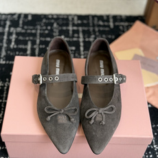 代购级(码数偏小) Miu Miu 缪缪 26ss 尖头单鞋 玛丽珍 单鞋上脚果然更惊艳~ 个性设计非常百搭,而且平底也 代购级(码数偏小) Miu Miu 缪缪 26ss 尖头单鞋 玛丽珍 单鞋上脚果然更惊艳~ 个性设计非常百搭,而且平底也