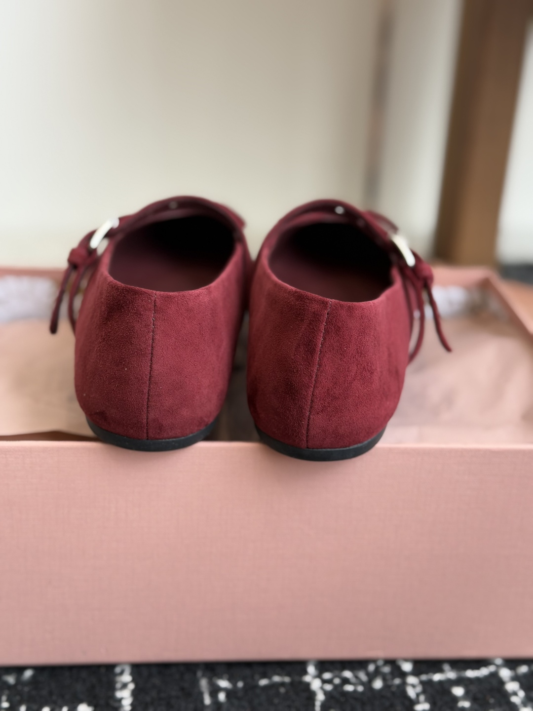 代购级(码数偏小) Miu Miu 缪缪 26ss 尖头单鞋 玛丽珍 单鞋上脚果然更惊艳~ 个性设计非常百搭,而且平底也 代购级(码数偏小) Miu Miu 缪缪 26ss 尖头单鞋 玛丽珍 单鞋上脚果然更惊艳~ 个性设计非常百搭,而且平底也