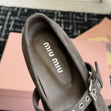代购级(码数偏小) Miu Miu 缪缪 26ss 尖头单鞋 玛丽珍 单鞋上脚果然更惊艳~ 个性设计非常百搭,而且平底也 代购级(码数偏小) Miu Miu 缪缪 26ss 尖头单鞋 玛丽珍 单鞋上脚果然更惊艳~ 个性设计非常百搭,而且平底也
