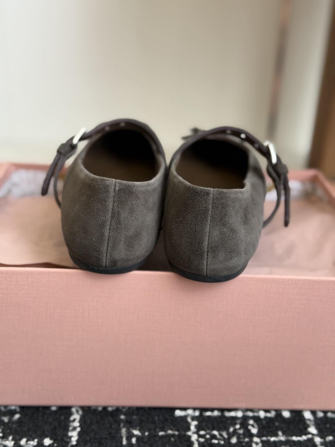 代购级(码数偏小) Miu Miu 缪缪 26ss 尖头单鞋 玛丽珍 单鞋上脚果然更惊艳~ 个性设计非常百搭,而且平底也 代购级(码数偏小) Miu Miu 缪缪 26ss 尖头单鞋 玛丽珍 单鞋上脚果然更惊艳~ 个性设计非常百搭,而且平底也