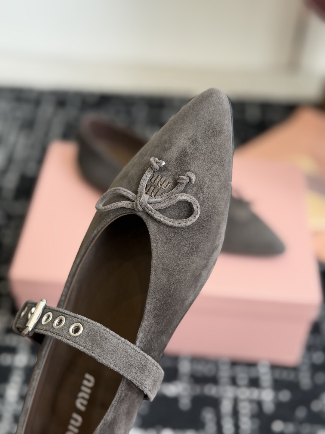 代购级(码数偏小) Miu Miu 缪缪 26ss 尖头单鞋 玛丽珍 单鞋上脚果然更惊艳~ 个性设计非常百搭,而且平底也 代购级(码数偏小) Miu Miu 缪缪 26ss 尖头单鞋 玛丽珍 单鞋上脚果然更惊艳~ 个性设计非常百搭,而且平底也
