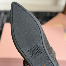 代购级(码数偏小) Miu Miu 缪缪 26ss 尖头单鞋 玛丽珍 单鞋上脚果然更惊艳~ 个性设计非常百搭,而且平底也 代购级(码数偏小) Miu Miu 缪缪 26ss 尖头单鞋 玛丽珍 单鞋上脚果然更惊艳~ 个性设计非常百搭,而且平底也